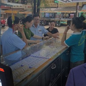 Who is behind interest group opposing Vietnamese Prime Minister in effort to stabilize gold prices?